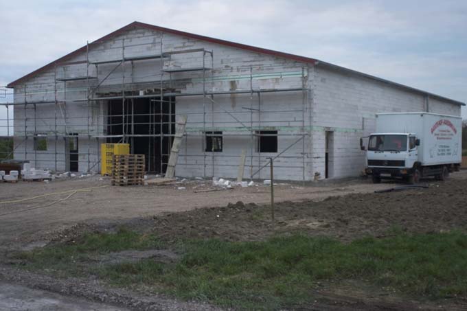 0005-Die Halle steht!